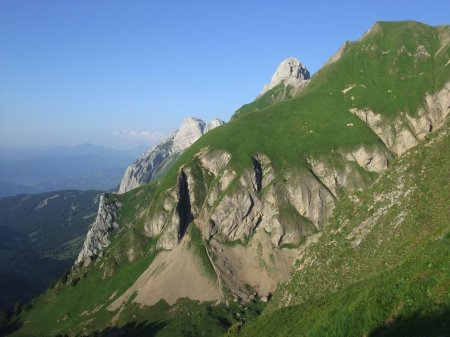 De l’arête, regard à droite sur la Pointe de Balafrasse, avec derrière la Pointe du Midi et le Grand Bargy.