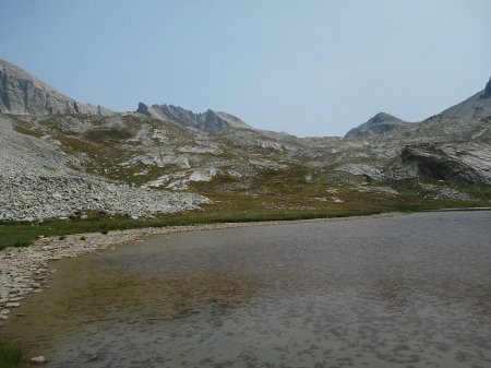 Descente par les lacs du Roure. Vue dans le rétro sur les sommets parcourus.