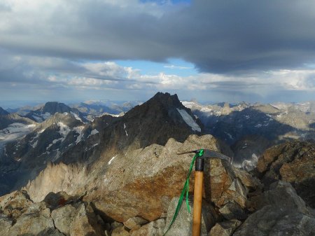 Sommet Mont Pelvoux - Pointe Puiseux avec un vieux piolet sur la cime.