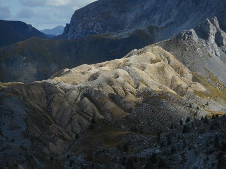 Zoom sur des sortes de dolines comme dans le vallon des Olettes.