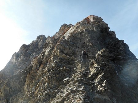 Approche par l’arête NE : un sacré échauffement avant l’attaque.