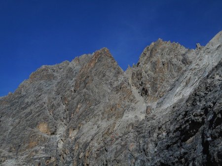 Vue sur l’autre versant de la brèche entre les secteurs N et S du Péouvou.