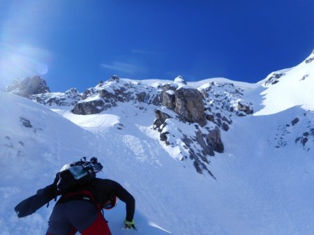 On prend la variante de gauche. La traversée à droite pour la sortie du couloir NE n’inspire pas.