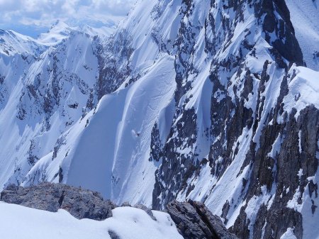 Couloir Jean-Coste, les autres skieurs commencent la descente.