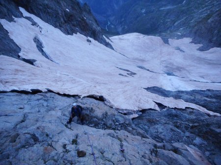 Accès au rocher. La cheminée est à droite, les dalles lisses à gauche.