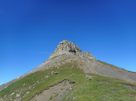 La Pointe Prouveyrat : contourner le bastion par la gauche dans les éboulis.