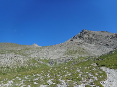 Le Mont Pelat encore loin, sur la gauche.