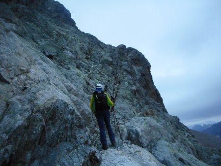 La vire et la petite escalade (première difficulté). 