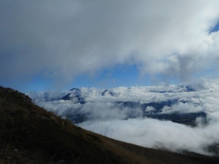 Le Vieux Chaillol dépasse des nuages.