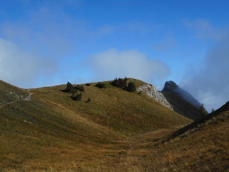 Au gauche le col 2101, à droite le Pic de l’Aiguille.