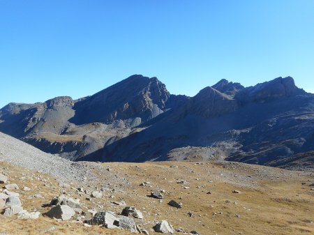 Tête de l’Enchastraye et collet à rejoindre à gauche (limite ombre/soleil).