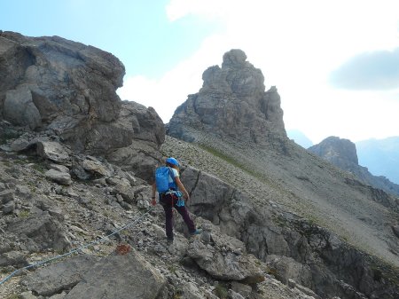 Après la descente, le contournement est possible en traversant le couloir.