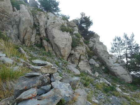 Départ, on peut passer dans le petit couloir à droite, désescalader 2m puis ...