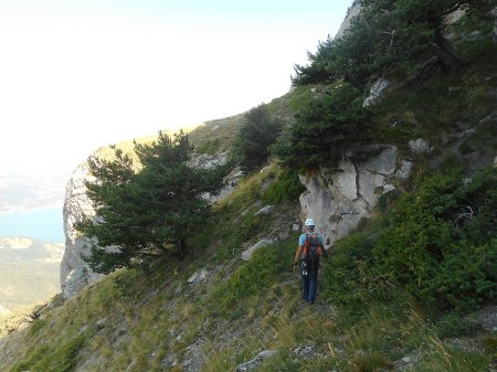 Traverser pour aller en direction du promontoire de gauche.