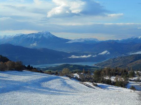 En se retournant on peut parfois voir le lac de Serre Ponçon.