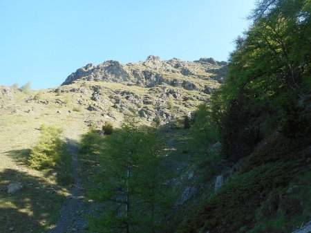 Dans le torrent de Coste Route. Le remonter, rejoindre la grande vire herbeuse.