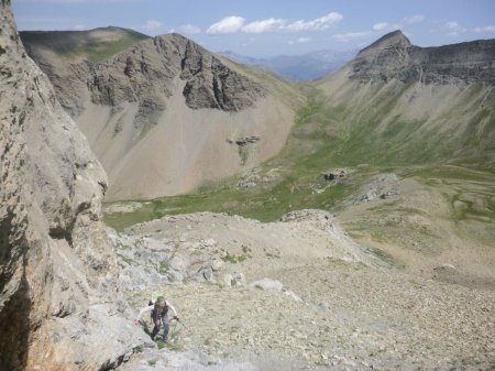 Montée vers le Ventebrun, avec le col de Terres Plaines dans le rétro.