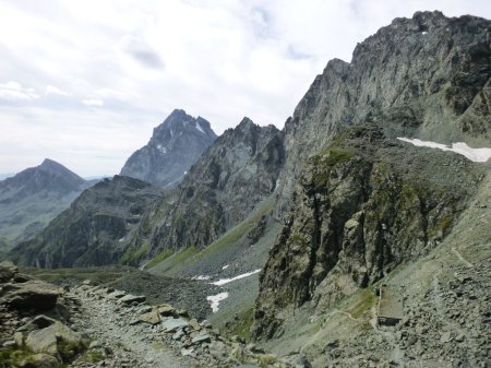 On surplombe le sentier qui monte vers les col et tunnel de la Traversette