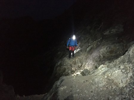 Nuit noire dans les Rochers Rouges. Il faut faire le Sioux pour suivre la voie.