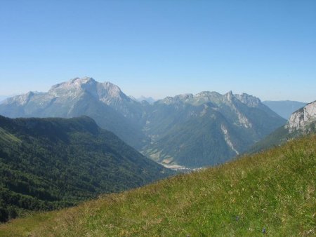 La Tournette (alt. 2.354 m) vue du Col de la Buffaz