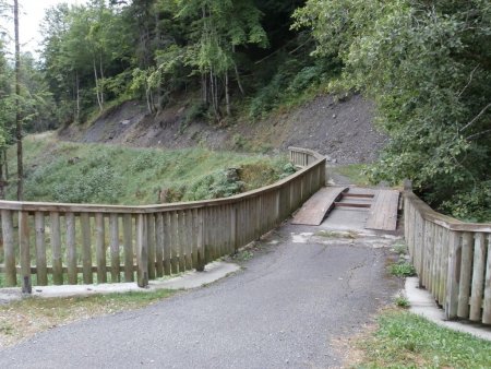 Le pont sur le torrent et le départ du sentier pour le pont Manant.