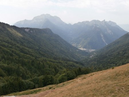 Vue sur la vallée du Sapey et le massif de la Tournette.