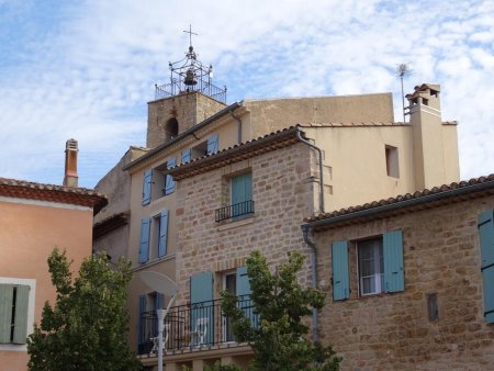 Les maisons de la place du Château et le campanile.