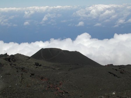 Un petit piton formé sur la pente du Piton qui mène à l’Océan