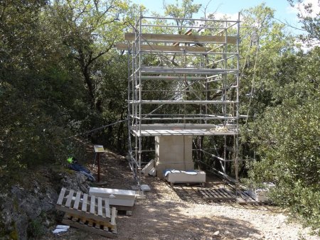 Chantier de restauration d’un oratoire.