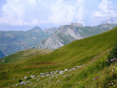 La petite Berge et le rocher du Vent depuis le plateau supérieur.