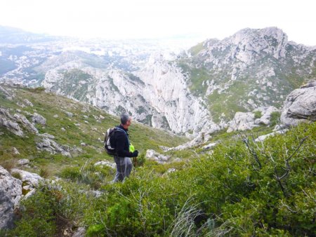 Descente de la «Muraille de Chine» vers le col sans nom.