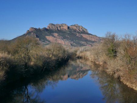 Roquebrune se mirant dans l’eau de l’Argens