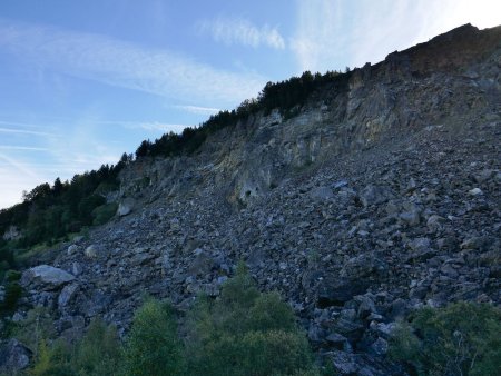 Dans le plein centre de la falaise, l’œil cyclopéen d’une mine abandonnée