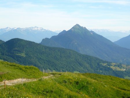 Depuis le Plan du Tour : vue sur la chaîne du Grand Arc, la dent de Cons et Belledonne.