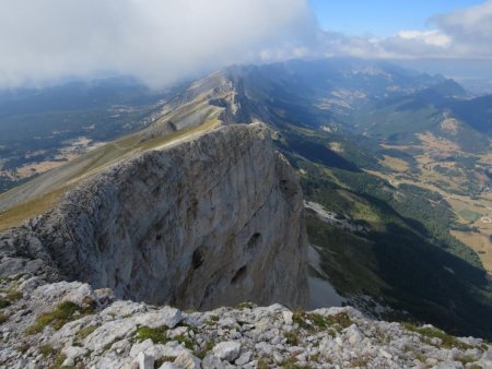 La Barrière Orientale s’étire sur presque 15 kilomètres depuis le Grand Veymont au Sud jusqu’aux Moucherolles au Nord. J’adore cette vue. C’est un vœu qui date de plusieurs années qui s’exauce.