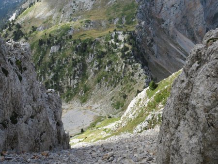 Zoom en vue plongeante dans le couloir.