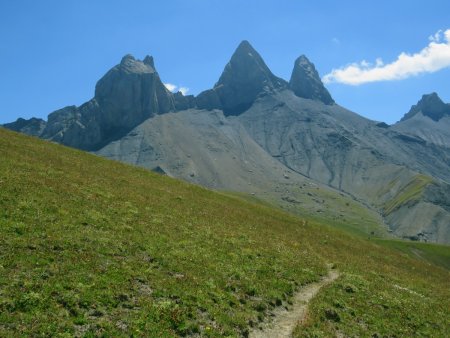 Voilà. Je tourne le dos au Gros Crey et je retourne vers Basse du Gerbier, avec ces chères Aiguilles d’Arves dans le viseur.