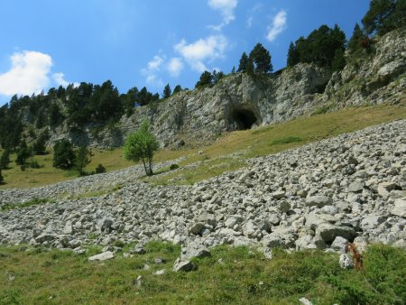 Je me suis arrêté à peine plus loin, entre la grotte et le mémorial. Et c’est là que j’ai pris mon pique-nique, à l’ombre bienvenue de quelques sapins.