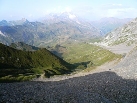 La combe d’Arpire depuis le passage. Au fond, le mont Blanc.