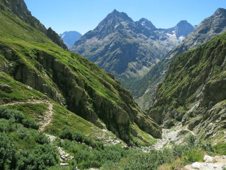 En s’élevant encore, on voit le sommet de l’Ailefroide (3954m) qui émerge à gauche de la Grande Aiguille de la Bérarde.