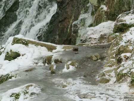 Photo du 29/01/2023. Zoom sur le virage verglacé. C’est une véritable patinoire et les bâtons ne sont d’aucune aide. Les 2 fois (17/12/2022 et 29/01/2023), je suis passé en coupant le virage.