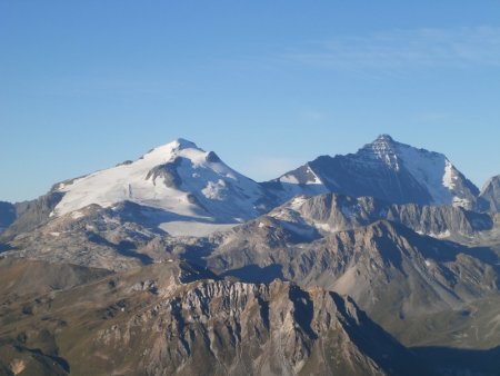 Le soleil éclaire enfin le massif