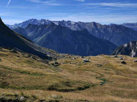 Dans le rétro en montant au col de Furfande : vue sur les sommets saupoudrés autour du Val d’Escreins