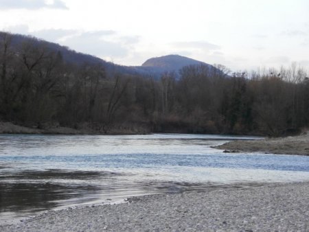 La plage de galets des Chaffauds et le Rhône.