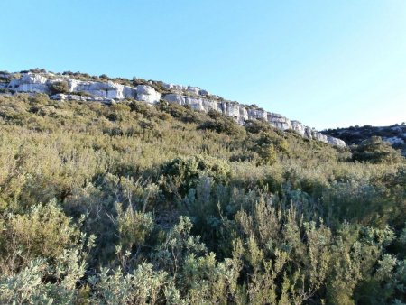 Descente sur les Grands Chênes ; vue en arrière sur la Barre Coupée et le passage à droite.