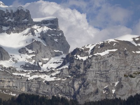 Gros plan sur la brèche qui sépare la Tournette du Mamelon Vert.