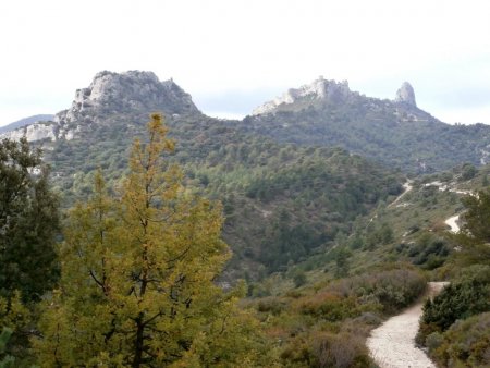 Vue du col Sainte-Anne vers l’ouest. À droite, le Pilon du Roi.