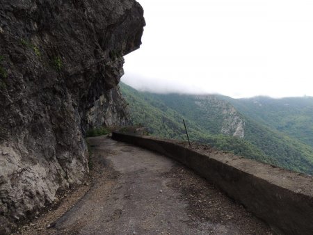 Partie la plus impressionnante désormais condamnée (un tunnel est percée dans la falaise).