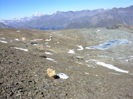 Les derniers pas au-dessus du petit lac gelé