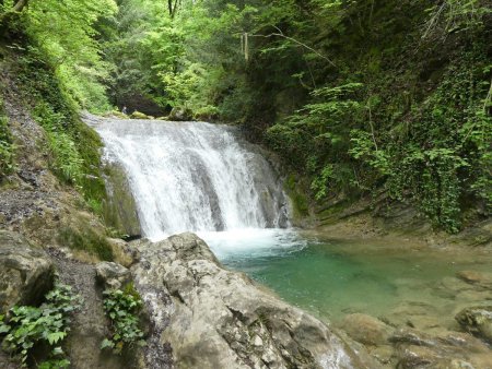 Cascades sans nom le long du chemin.